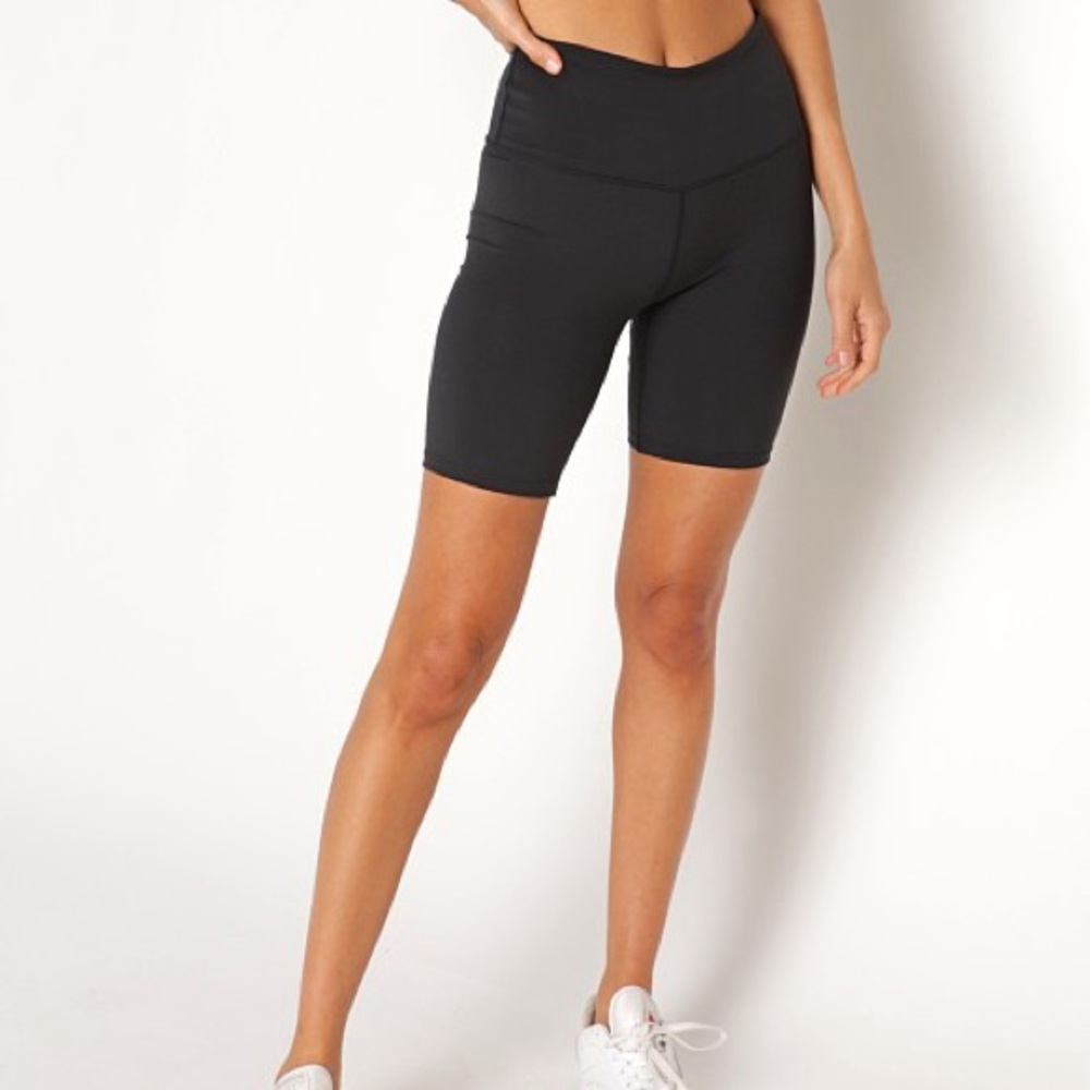 Varley Lets Go Black Biker Shorts with Pockets - Picture 4 of 7